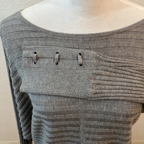 A light sweater top pull over brand name is Soho, New York company - Picture 2 of 3